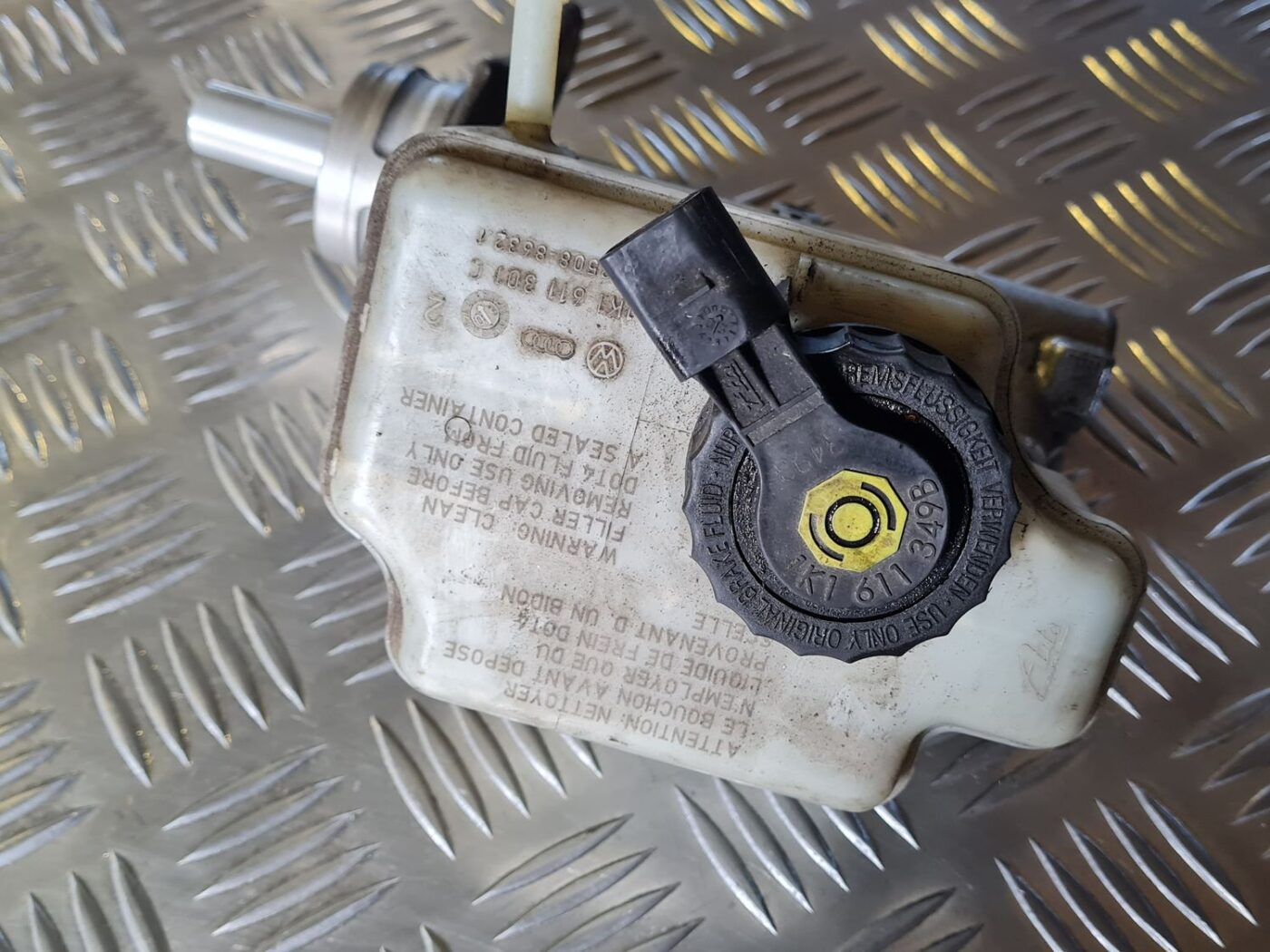 Bremžu pastiprinātāja galvenais cilindrs priekš VW GOLF 5 2004