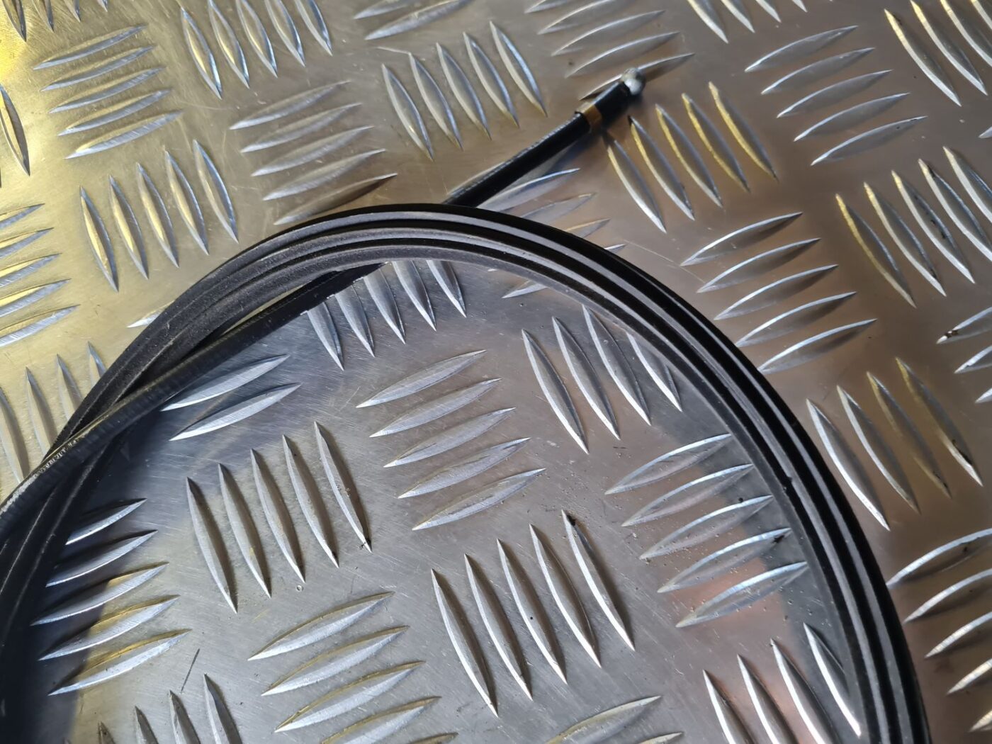 Pārsega slēdzenes trose priekš VW GOLF 5 2004 3 Pārsega slēdzenes trose priekš VW GOLF 5 2004