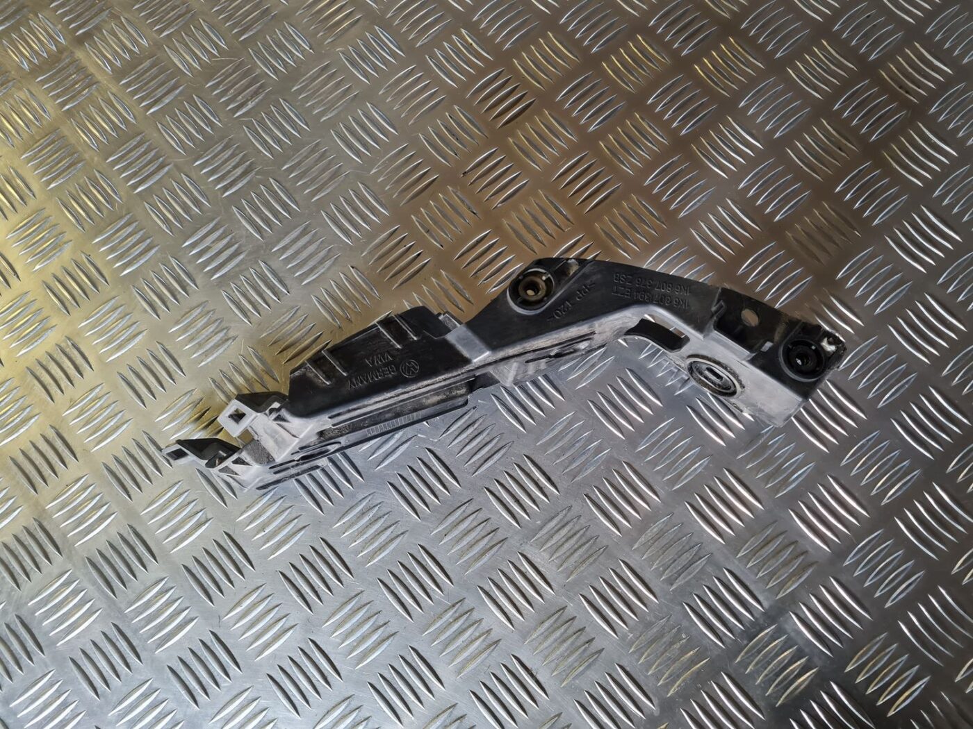 Aizmugurēja bufera kronšteins priekš VW GOLF 5 2004