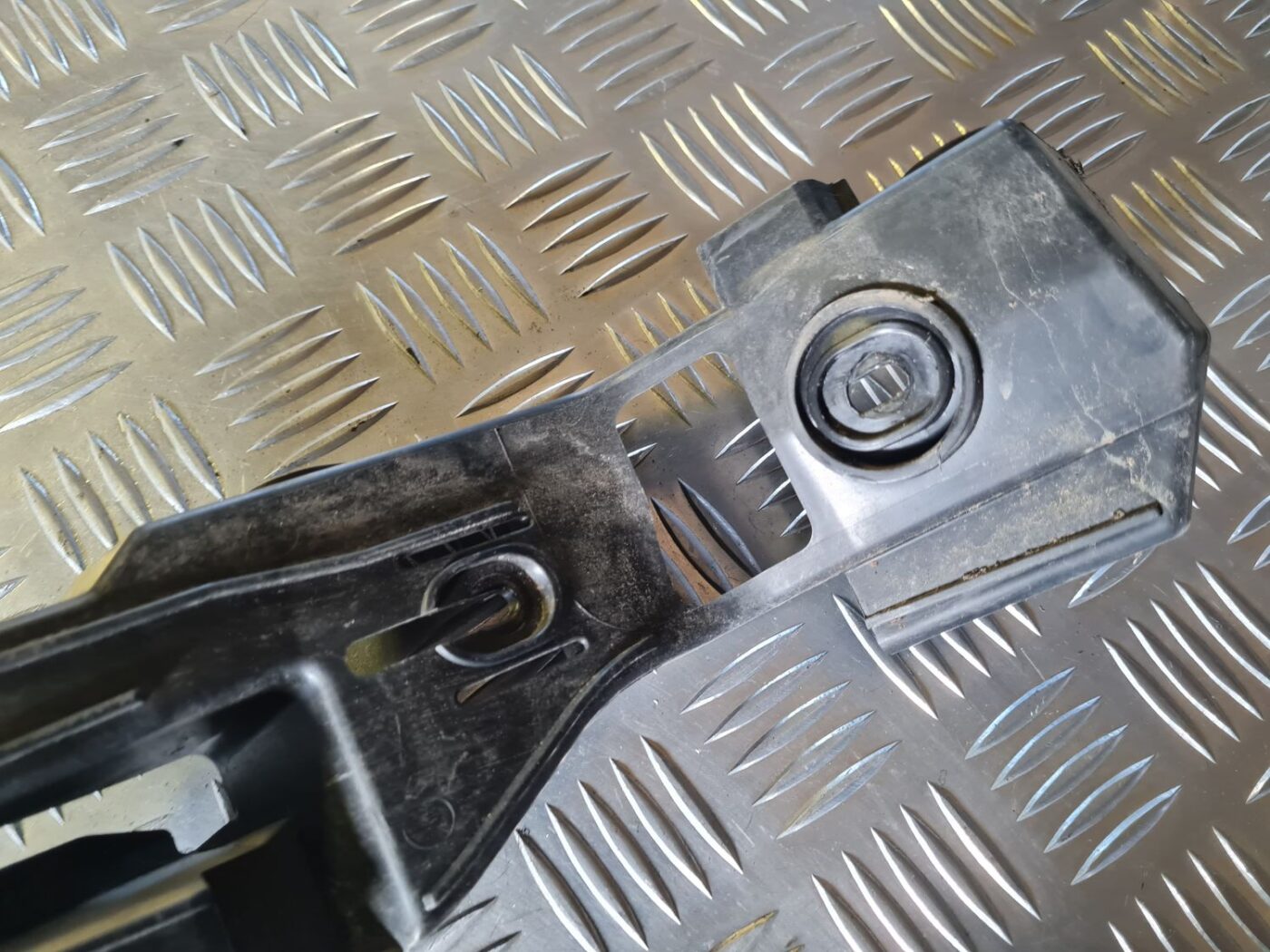 Aizmugurēja bufera kronšteins priekš VW GOLF 5 2004