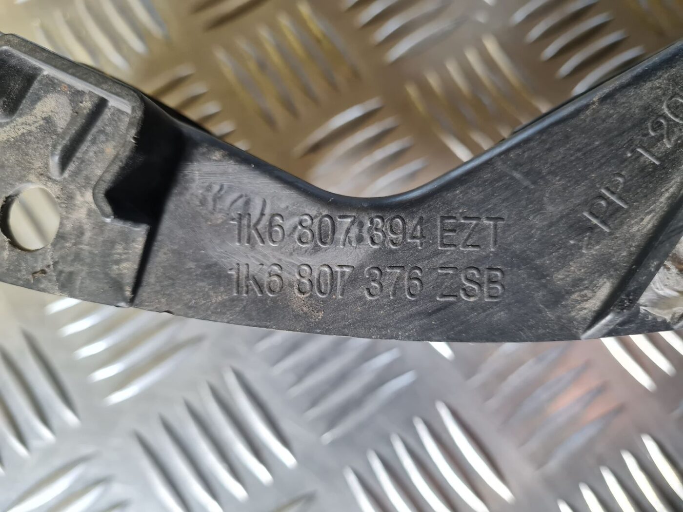 Aizmugurēja bufera kronšteins priekš VW GOLF 5 2004