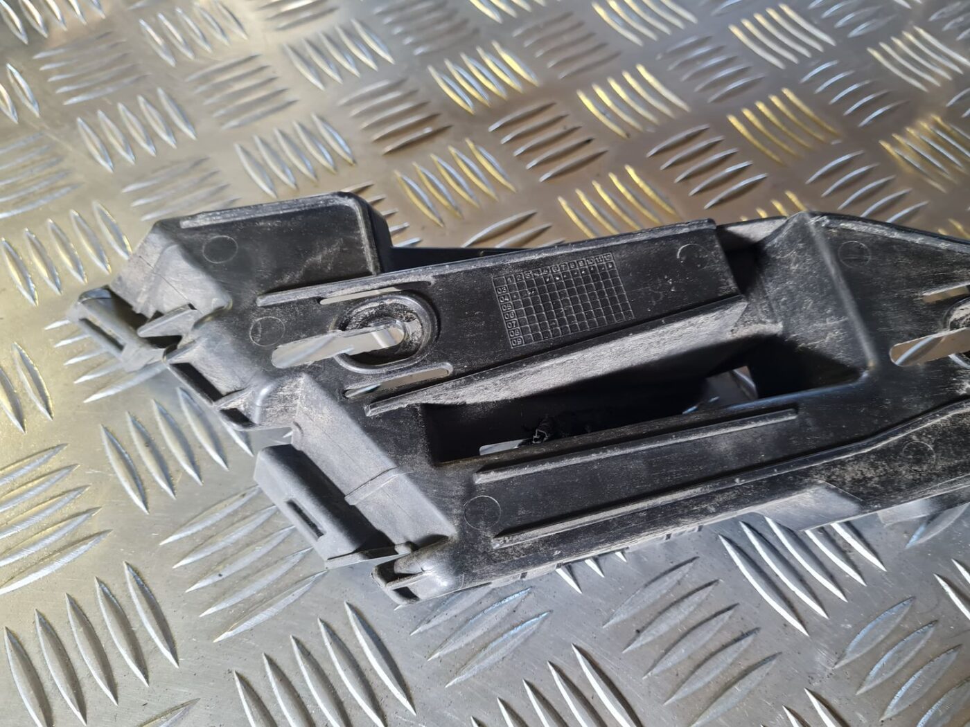 Aizmugurēja bufera kronšteins priekš VW GOLF 5 2004 6 Aizmugurēja bufera kronšteins priekš VW GOLF 5 2004