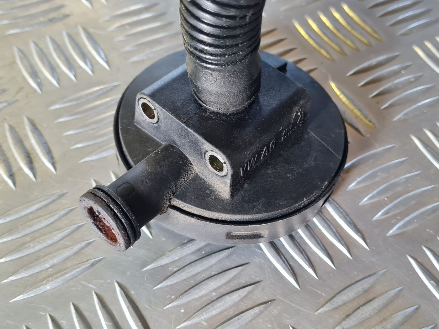 Kartera ventilācijas caurule priekš VW GOLF 5 2004 5 Kartera ventilācijas caurule priekš VW GOLF 5 2004