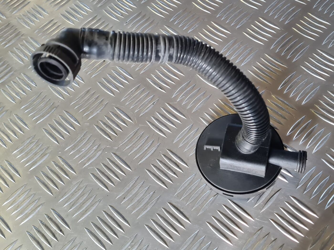 Kartera ventilācijas caurule priekš VW GOLF 5 2004 3 Kartera ventilācijas caurule priekš VW GOLF 5 2004