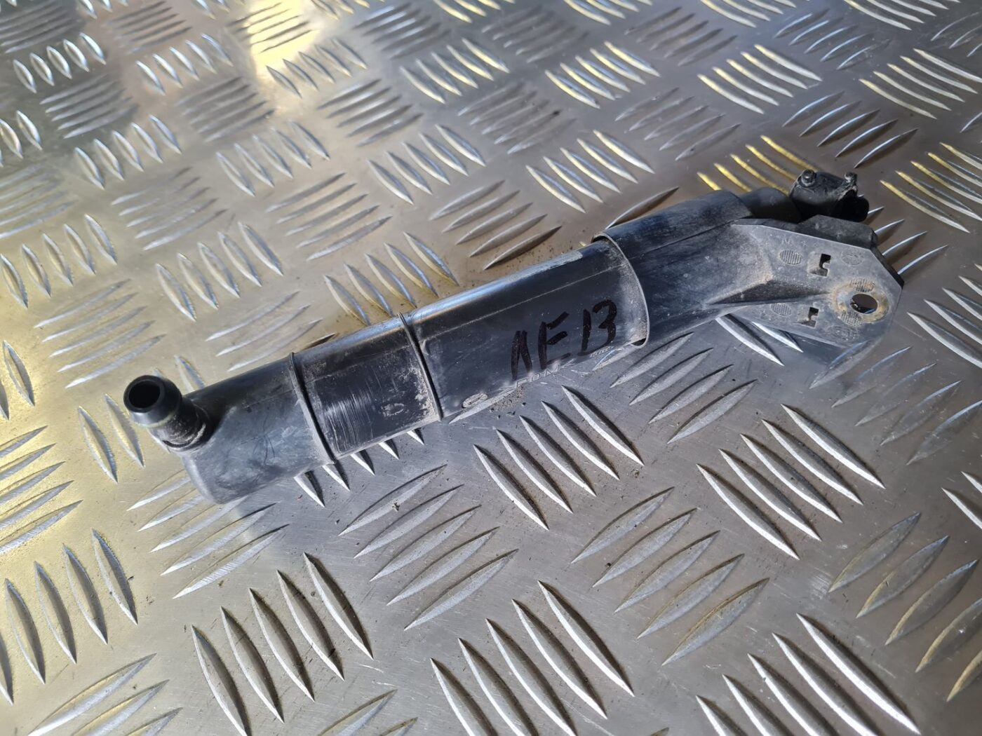 Lukturu mazgātāja sprausla priekš VW GOLF 5 2004 2 Lukturu mazgātāja sprausla priekš VW GOLF 5 2004