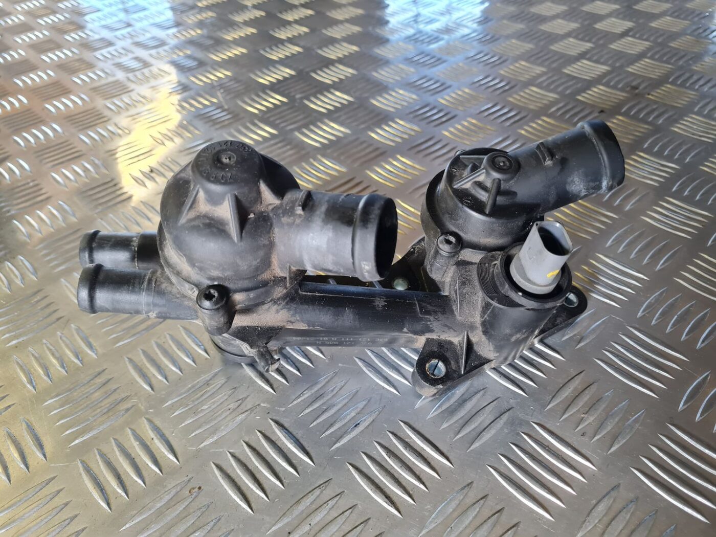 Termostata korpuss priekš VW GOLF 5 2004 2 Termostata korpuss priekš VW GOLF 5 2004