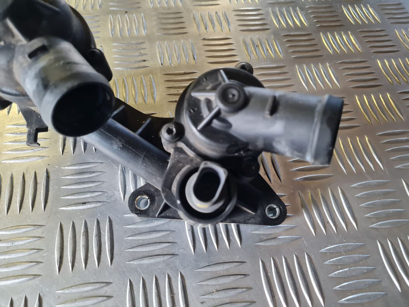 Termostata korpuss priekš VW GOLF 5 2004 10 Termostata korpuss priekš VW GOLF 5 2004