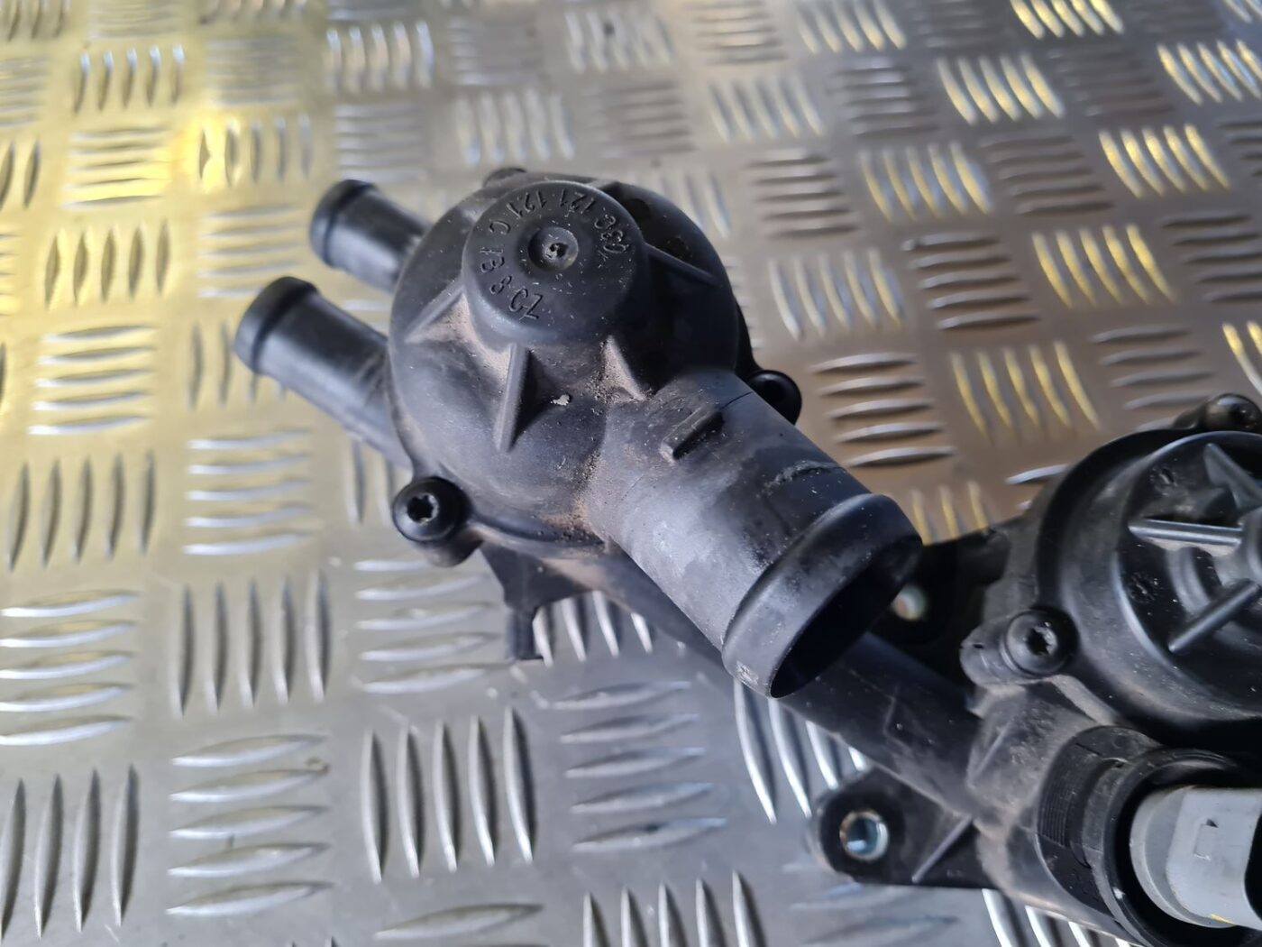 Termostata korpuss priekš VW GOLF 5 2004 9 Termostata korpuss priekš VW GOLF 5 2004