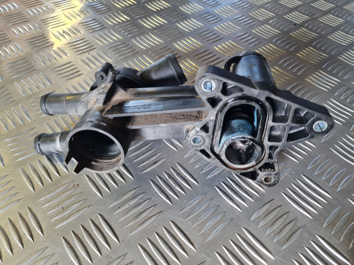 Termostata korpuss priekš VW GOLF 5 2004 8 Termostata korpuss priekš VW GOLF 5 2004