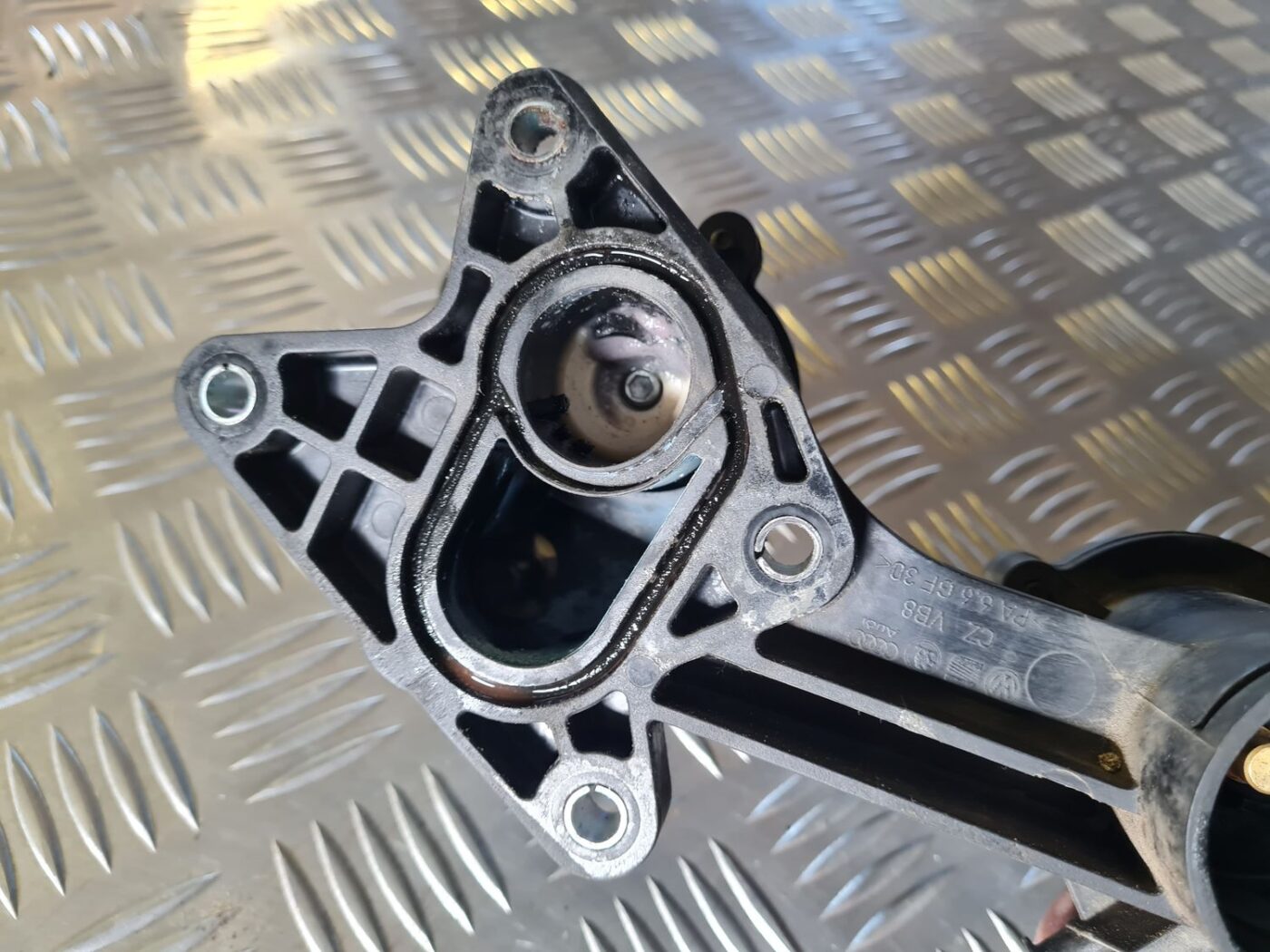 Termostata korpuss priekš VW GOLF 5 2004 6 Termostata korpuss priekš VW GOLF 5 2004