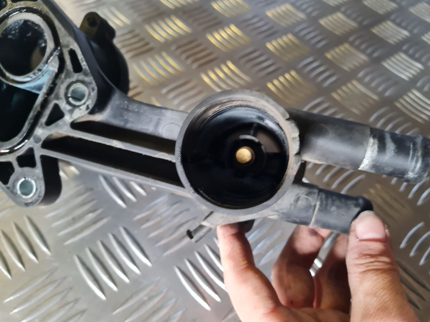 Termostata korpuss priekš VW GOLF 5 2004 5 Termostata korpuss priekš VW GOLF 5 2004