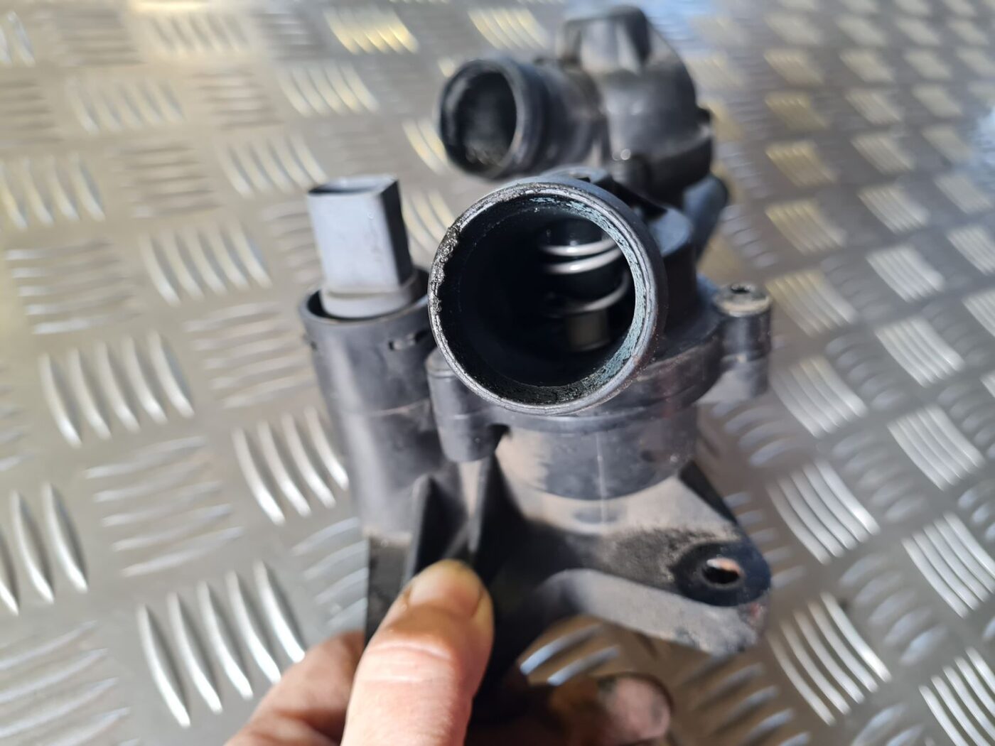 Termostata korpuss priekš VW GOLF 5 2004 3 Termostata korpuss priekš VW GOLF 5 2004