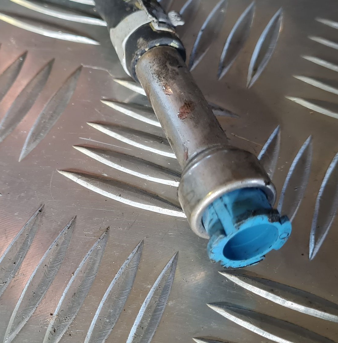 Degvielas caurule priekš VW GOLF 5 2004 5 Degvielas caurule priekš VW GOLF 5 2004