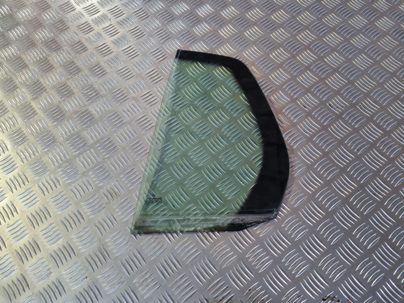 Kreiso durvju stūra stikls priekš VW GOLF 5 2004