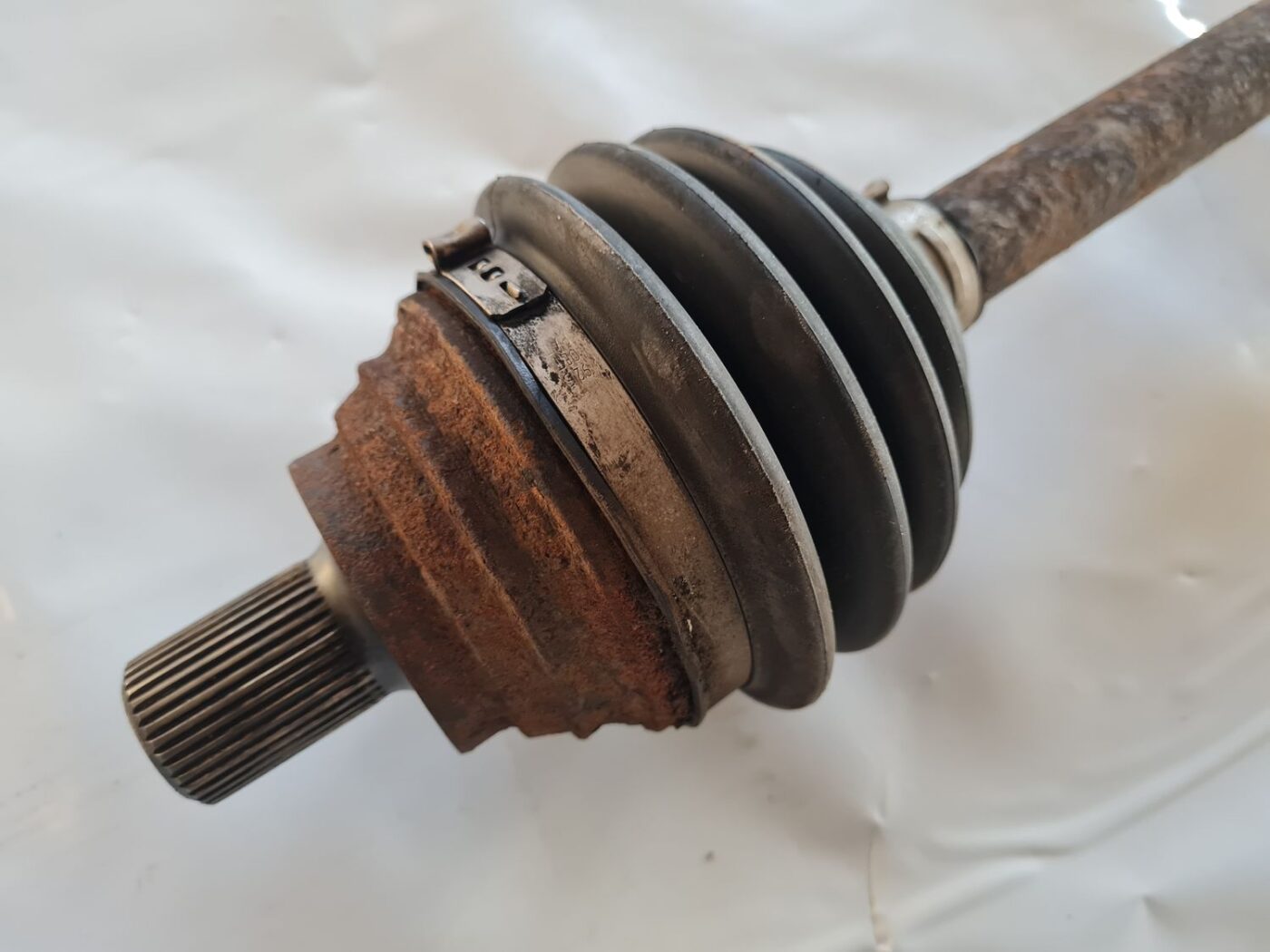 Pusass priekšējā kreisā priekš VW GOLF 5 2004