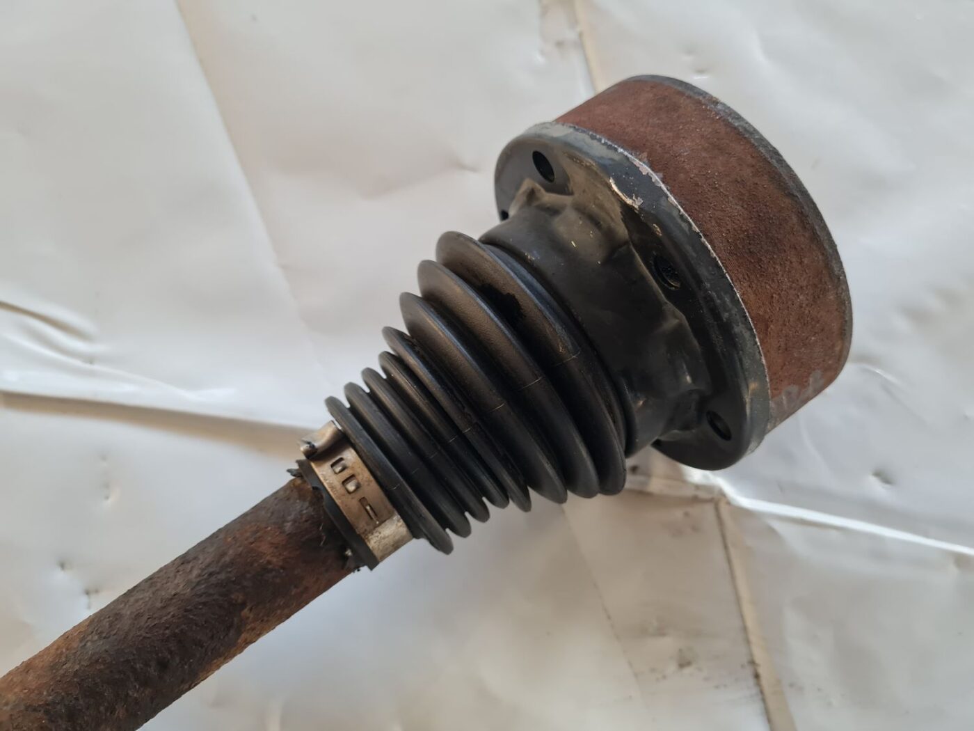 Pusass priekšējā kreisā priekš VW GOLF 5 2004