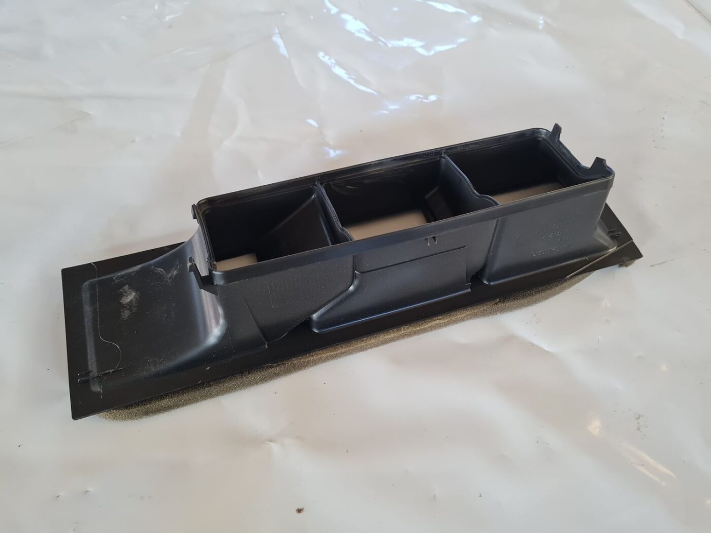 Salona gaisa vads priekš VW GOLF 5 2004