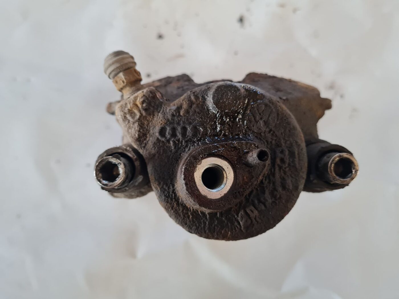 Priekšējais kreisais suports priekš VW GOLF 5 2004