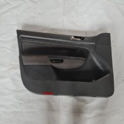 Priekšējo kreiso durvju apdare priekš VW GOLF 5 2004