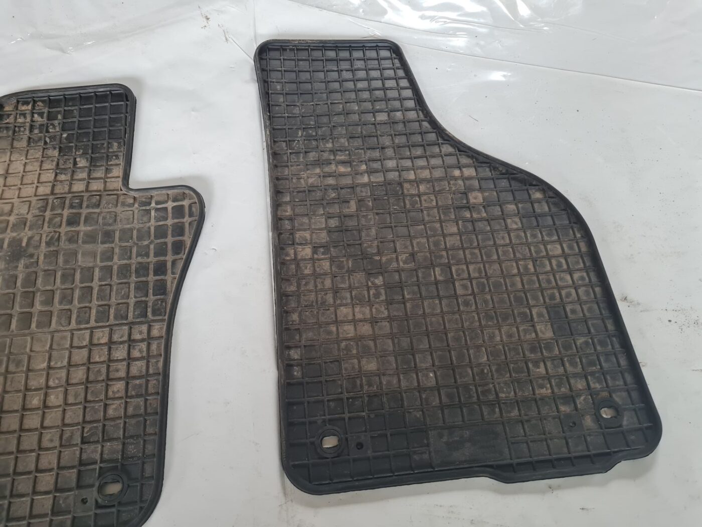 Salona paklāju komplekts priekš VW GOLF 5 2004 3 Salona paklāju komplekts priekš VW GOLF 5 2004