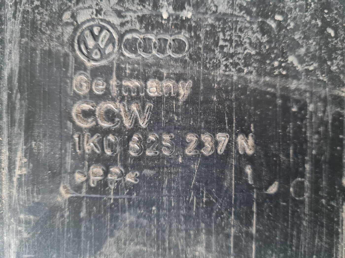 Dzinēja aizsargs priekš VW GOLF 5 2004 3 Dzinēja aizsargs priekš VW GOLF 5 2004