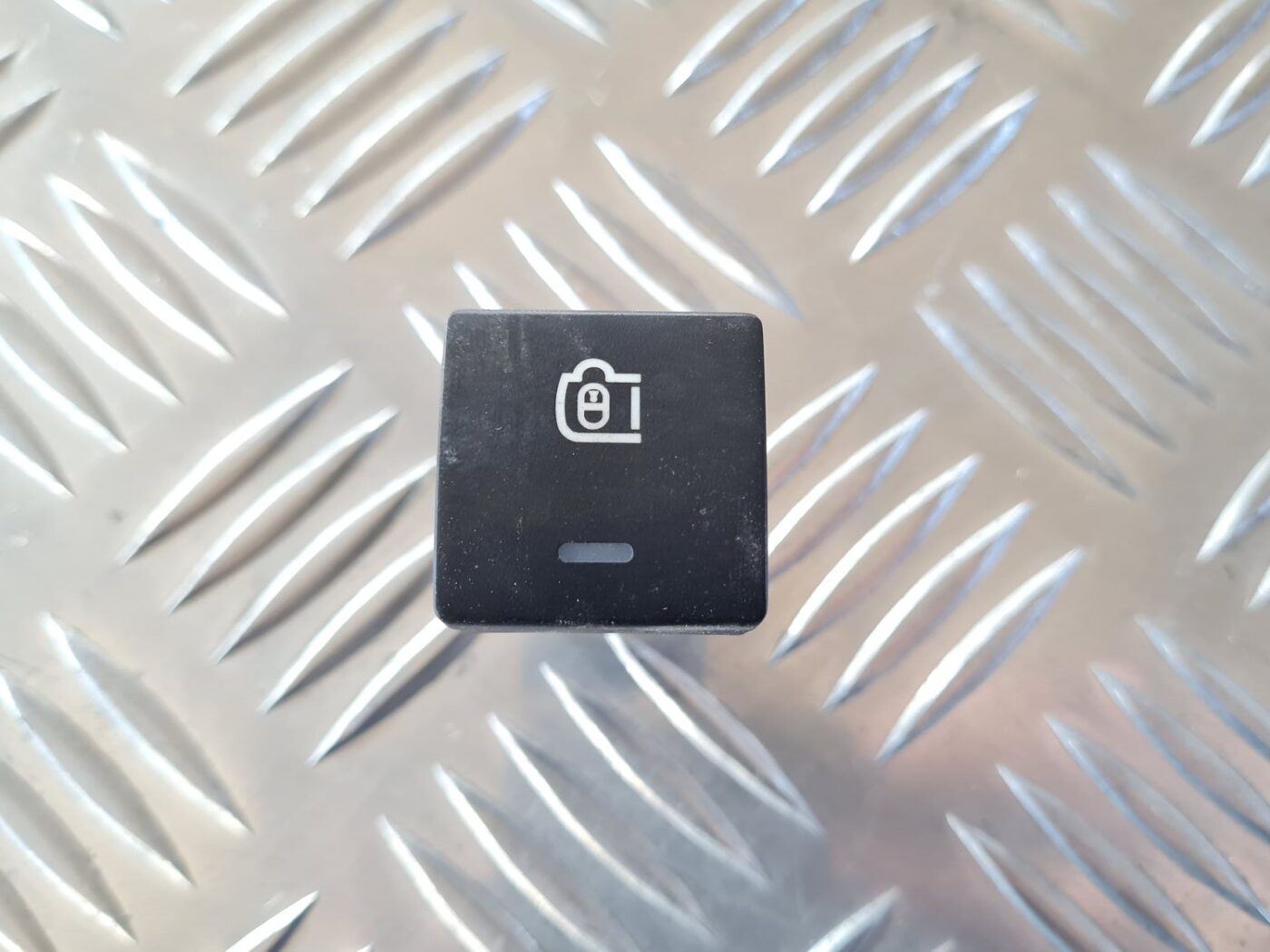 Bagāžnieka vāka atvēršanas rokturis/poga priekš CITROEN BERLINGO 2014 2 Bagāžnieka vāka atvēršanas rokturis/poga priekš CITROEN BERLINGO 2014