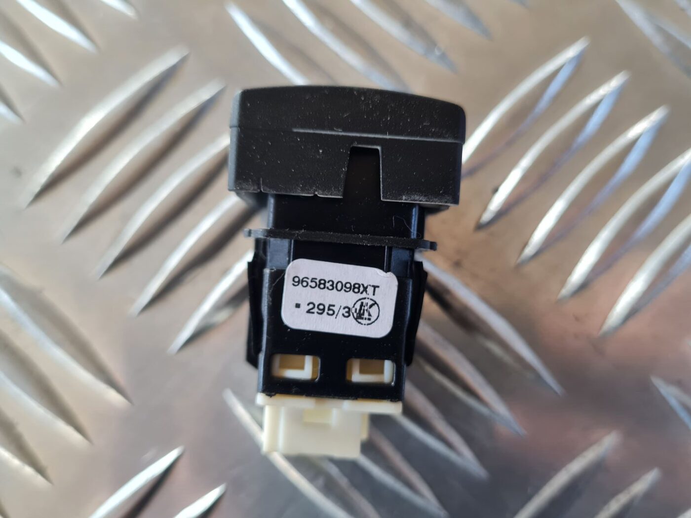 Bagāžnieka vāka atvēršanas rokturis/poga priekš CITROEN BERLINGO 2014 4 Bagāžnieka vāka atvēršanas rokturis/poga priekš CITROEN BERLINGO 2014