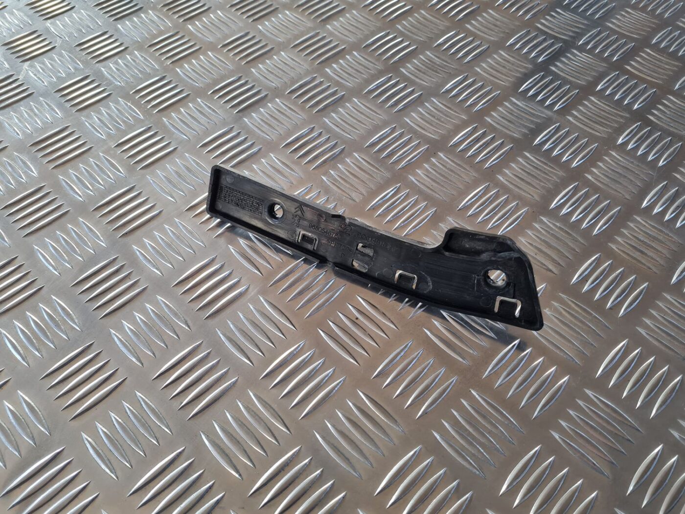 Priekšēja bufera kreisāis kronšteins priekš CITROEN BERLINGO 2014 1 Priekšēja bufera kreisāis kronšteins priekš CITROEN BERLINGO 2014