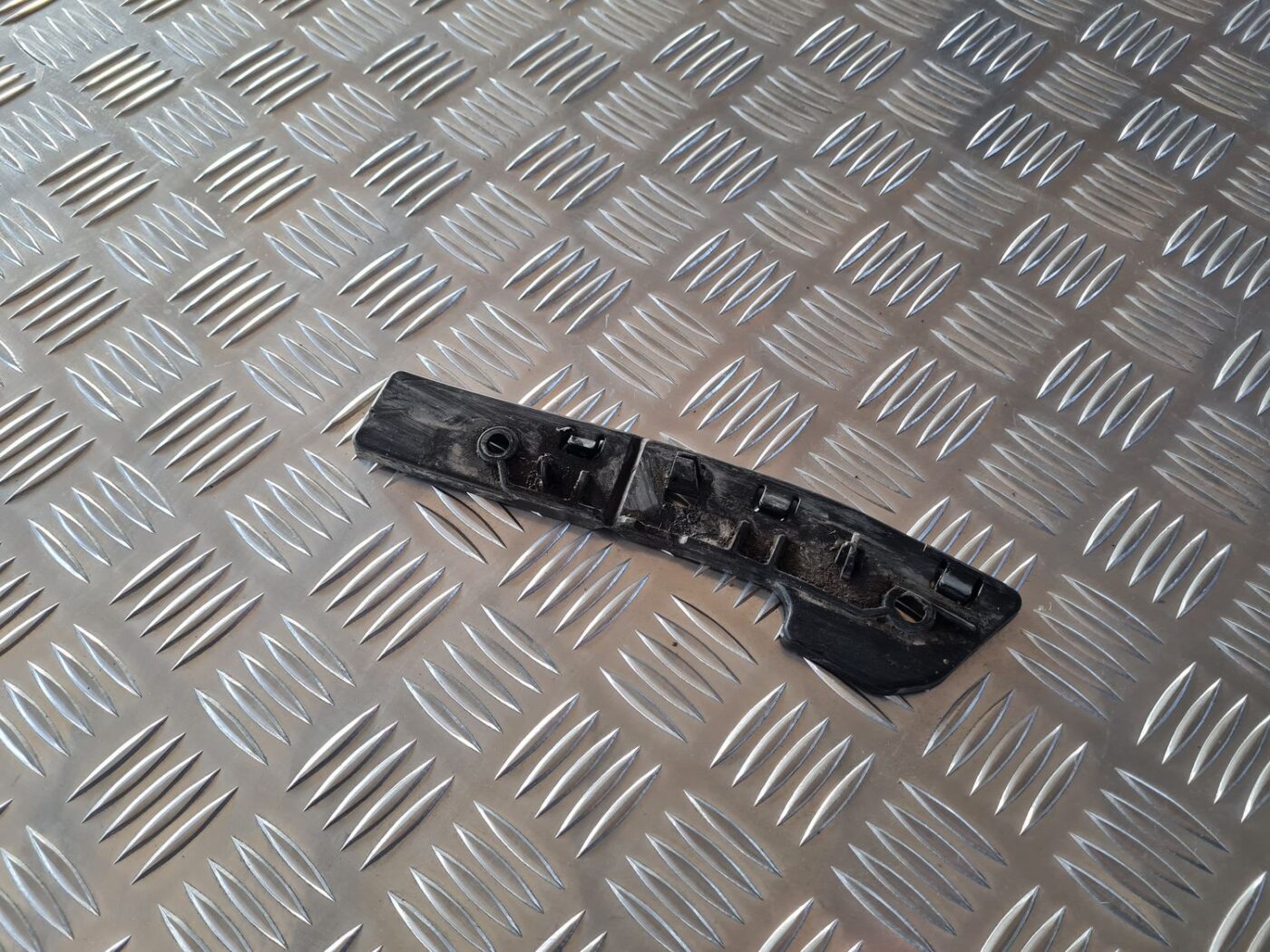 Priekšēja bufera kreisāis kronšteins priekš CITROEN BERLINGO 2014 3 Priekšēja bufera kreisāis kronšteins priekš CITROEN BERLINGO 2014