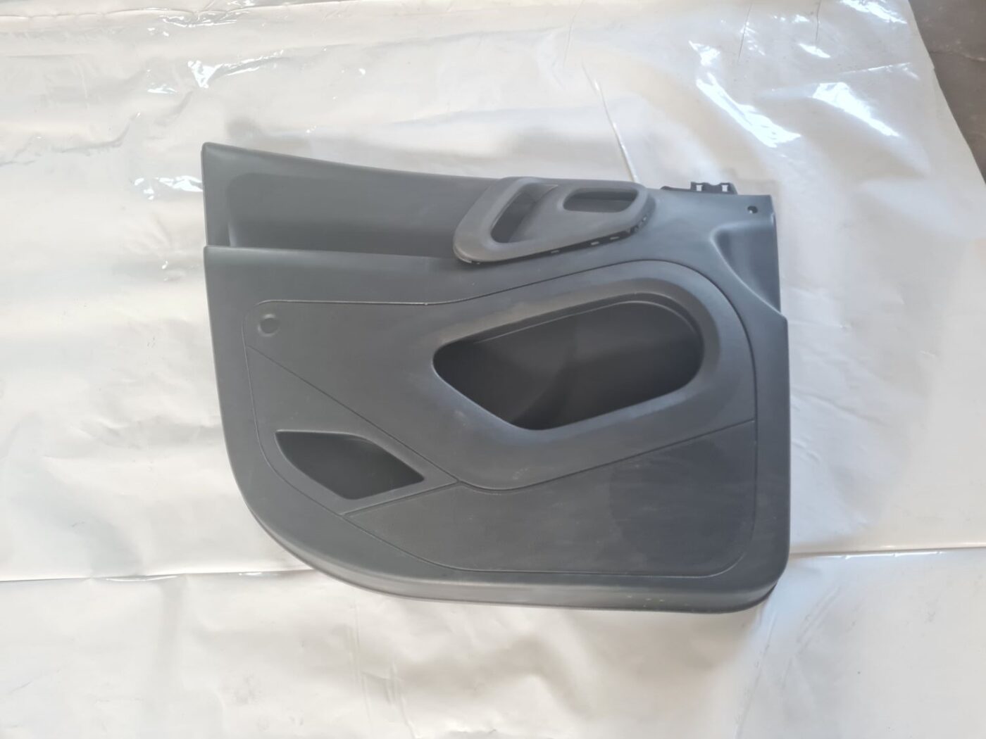 Priekšējo kreiso durvju apdare priekš CITROEN BERLINGO 2014 1 Priekšējo kreiso durvju apdare priekš CITROEN BERLINGO 2014