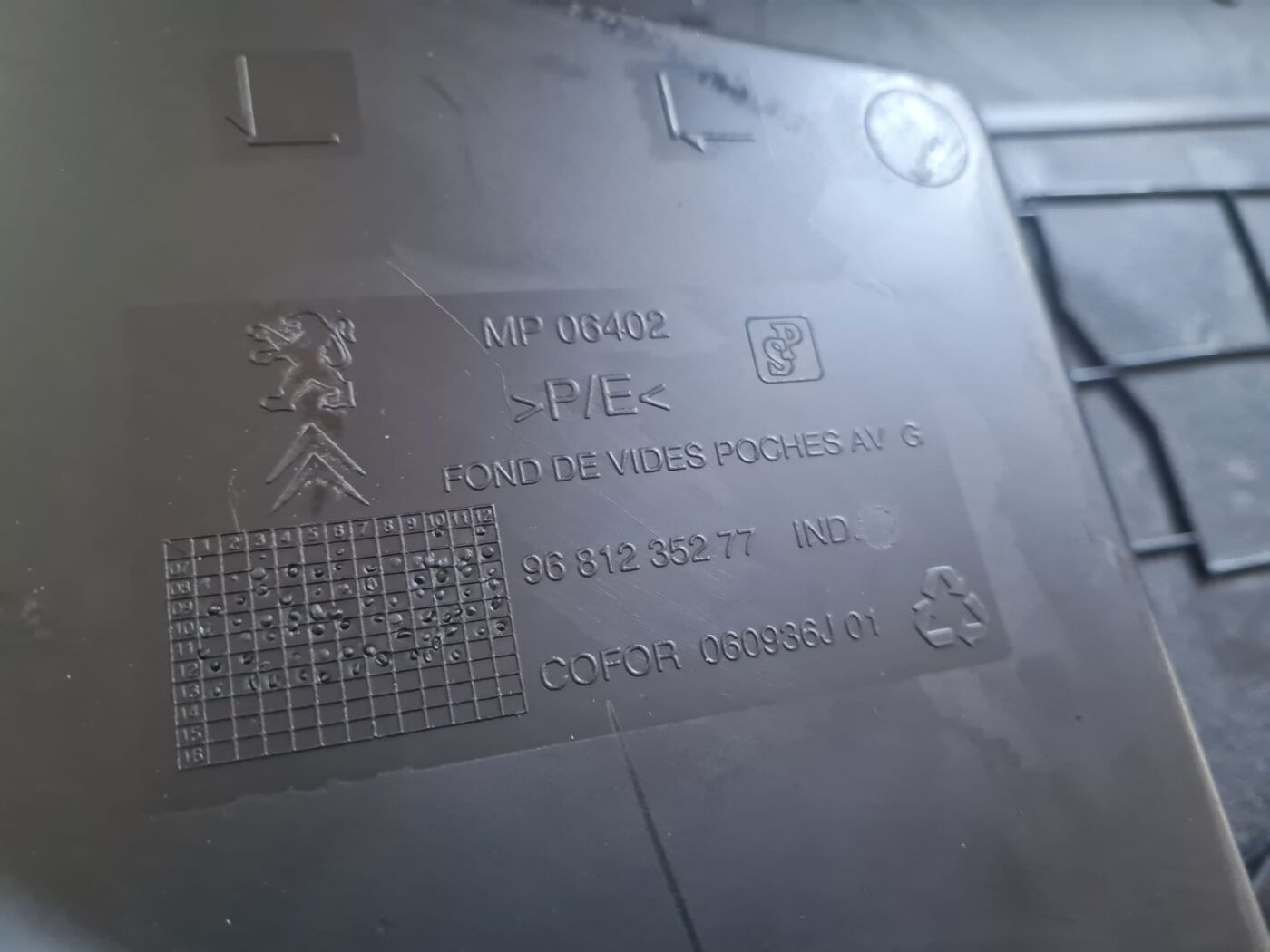 Priekšējo kreiso durvju apdare priekš CITROEN BERLINGO 2014 3 Priekšējo kreiso durvju apdare priekš CITROEN BERLINGO 2014