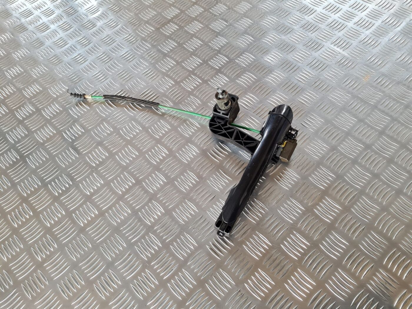 Priekšējāis kreisais durvju rokturis priekš FIAT STILO 2003