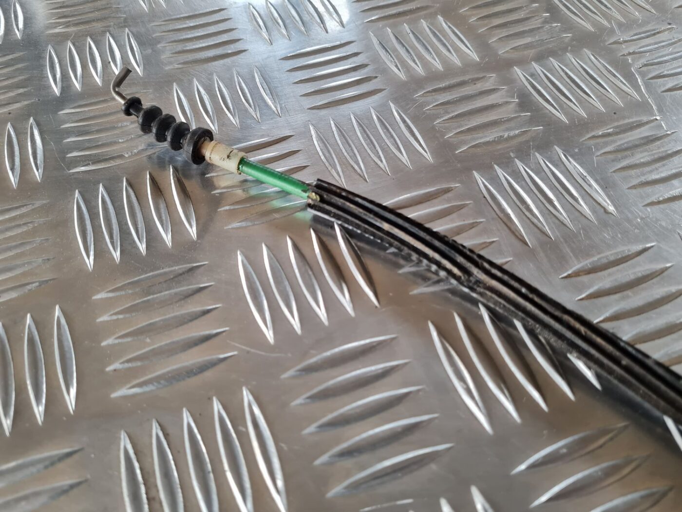 Priekšējāis kreisais durvju rokturis priekš FIAT STILO 2003