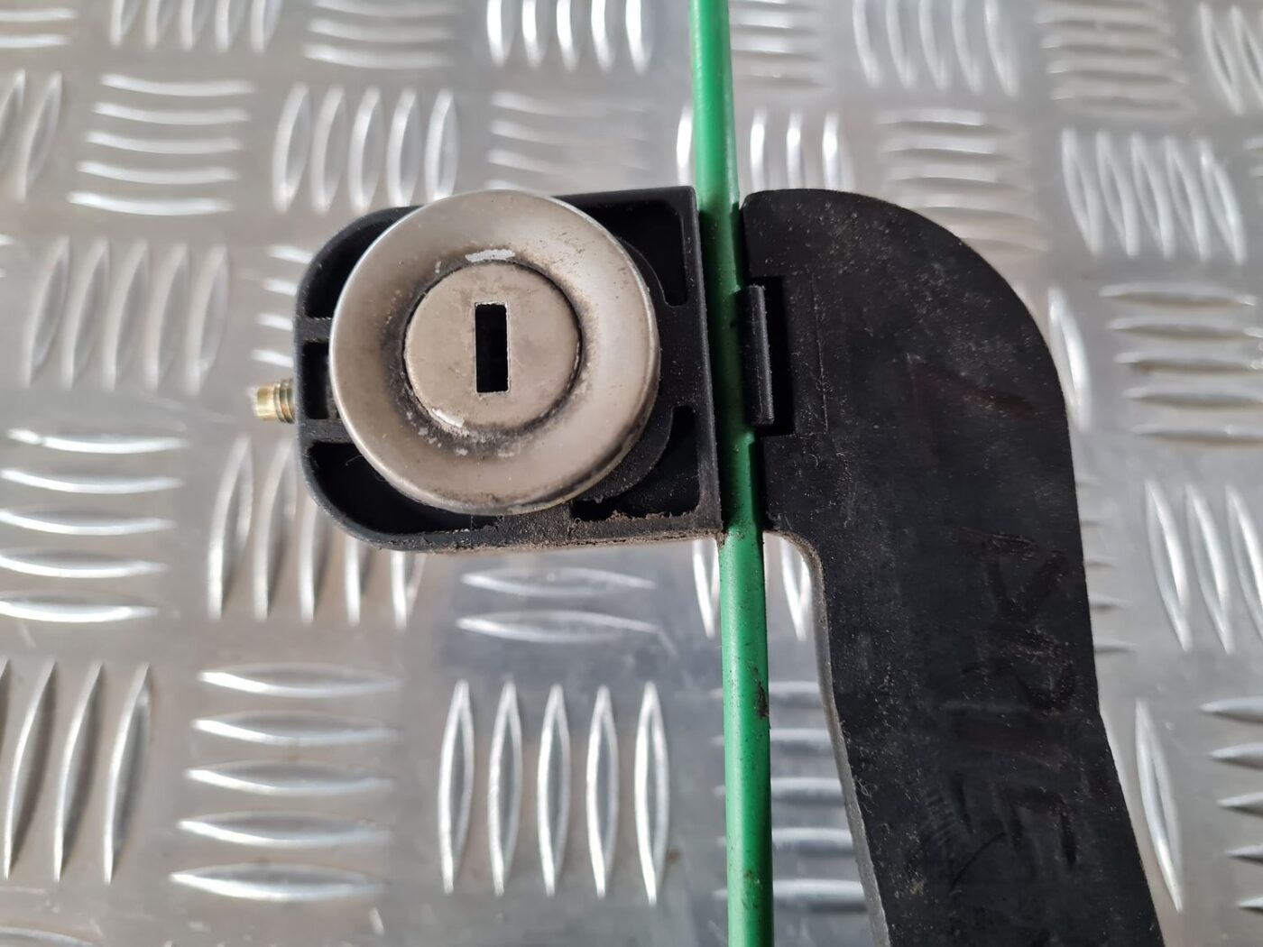 Priekšējāis kreisais durvju rokturis priekš FIAT STILO 2003