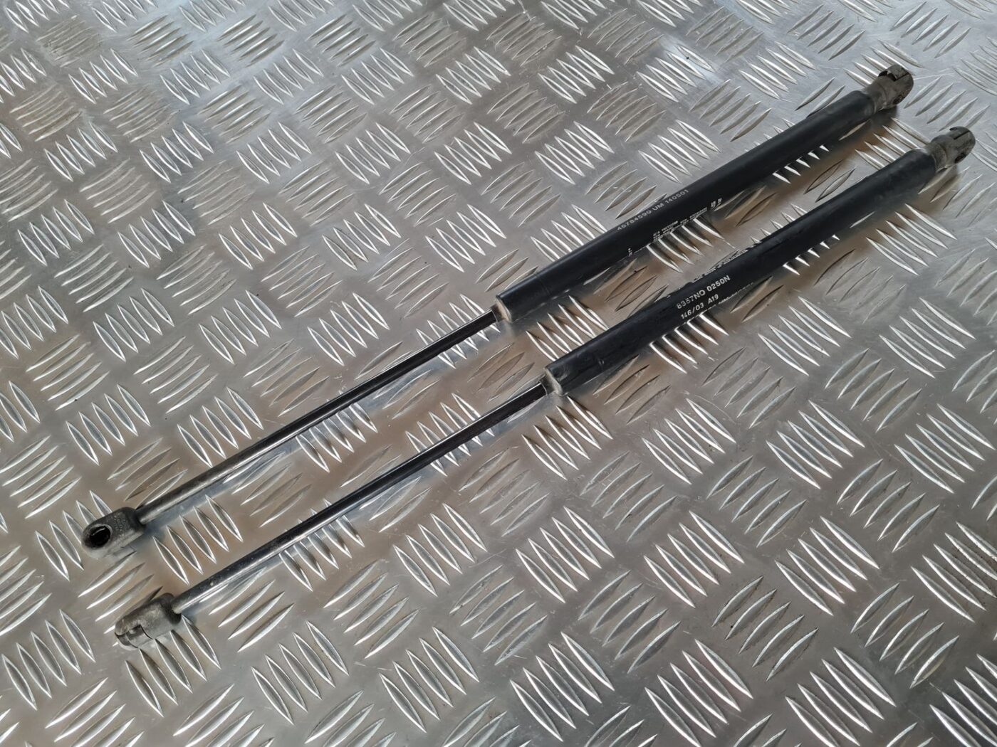 Pārsega amortizators priekš FIAT STILO 2003