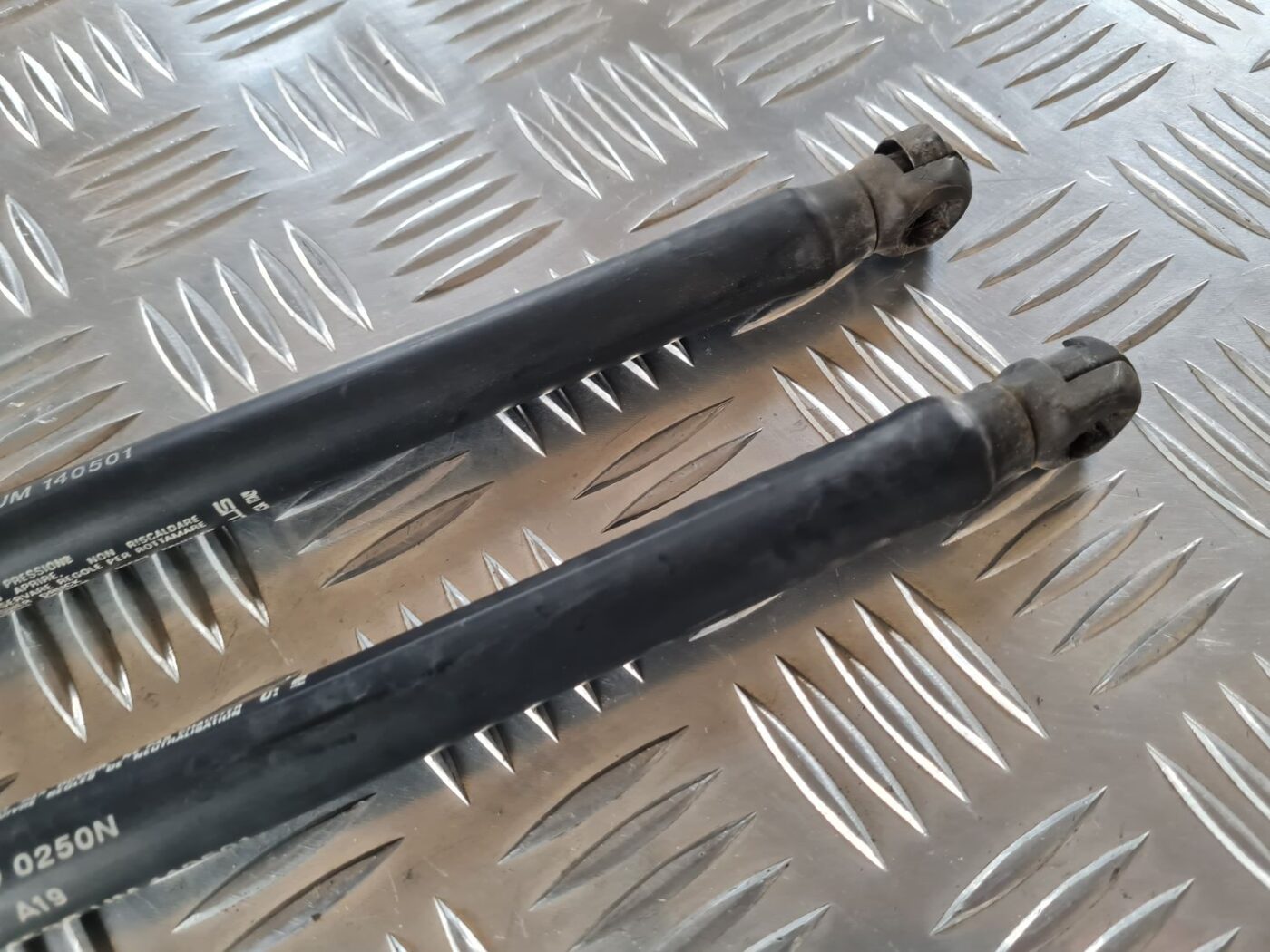 Pārsega amortizators priekš FIAT STILO 2003