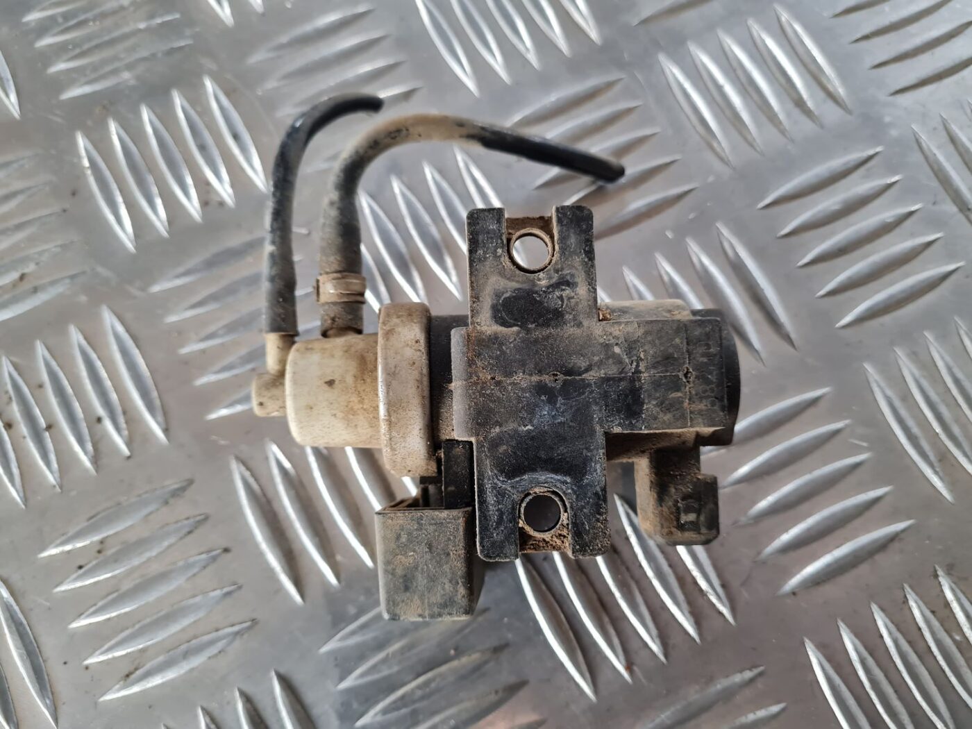 Solenoīda vakuuma vārsts priekš FIAT STILO 2003 3 Solenoīda vakuuma vārsts priekš FIAT STILO 2003