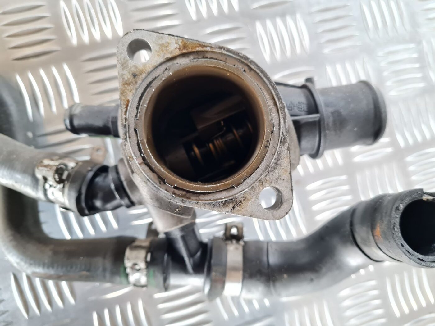 Termostata korpuss priekš FIAT STILO 2003 7 Termostata korpuss priekš FIAT STILO 2003