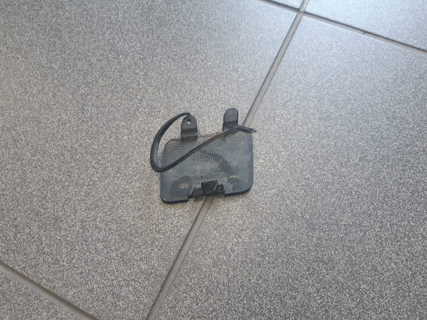 Aizmugurēja bufera vilkšanas āķa vāks priekš VOLVO S60 2004 2 Aizmugurēja bufera vilkšanas āķa vāks priekš VOLVO S60 2004