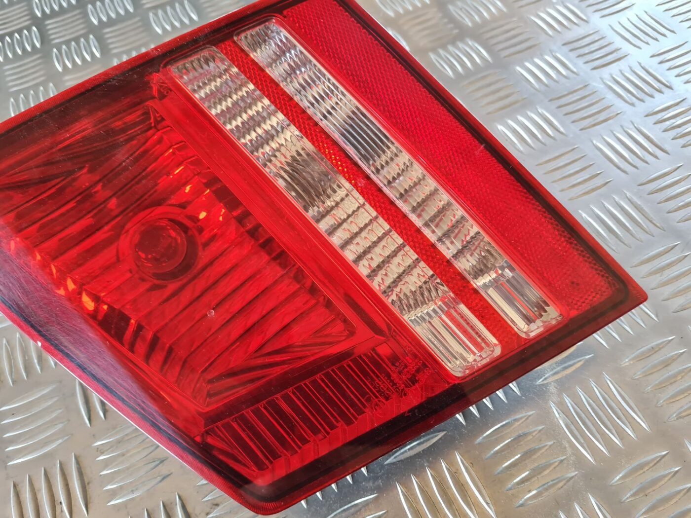 Bagāžnieka vāka labais lukturis priekš DODGE JOURNEY 2010