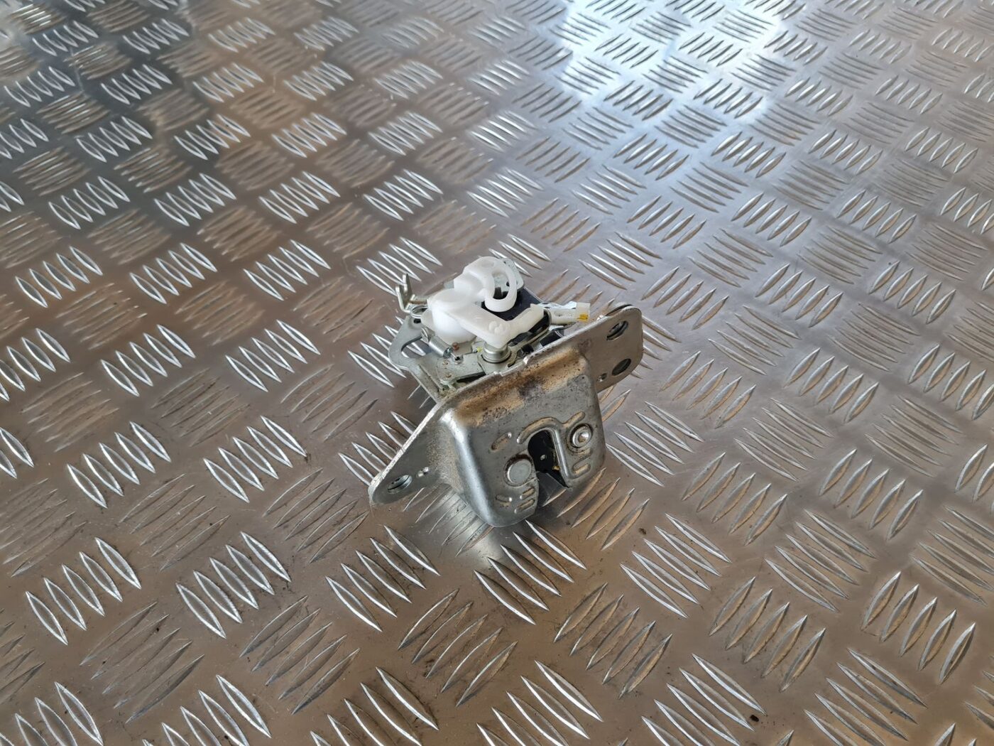 Bagāžnieka vāka slēdzene priekš DODGE JOURNEY 2010 1 Bagāžnieka vāka slēdzene priekš DODGE JOURNEY 2010