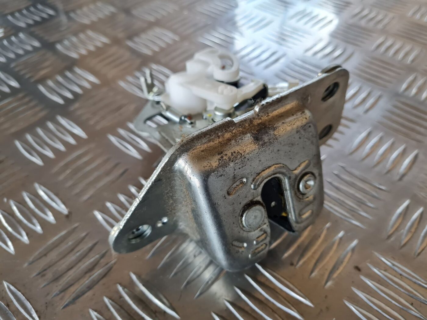 Bagāžnieka vāka slēdzene priekš DODGE JOURNEY 2010 2 Bagāžnieka vāka slēdzene priekš DODGE JOURNEY 2010