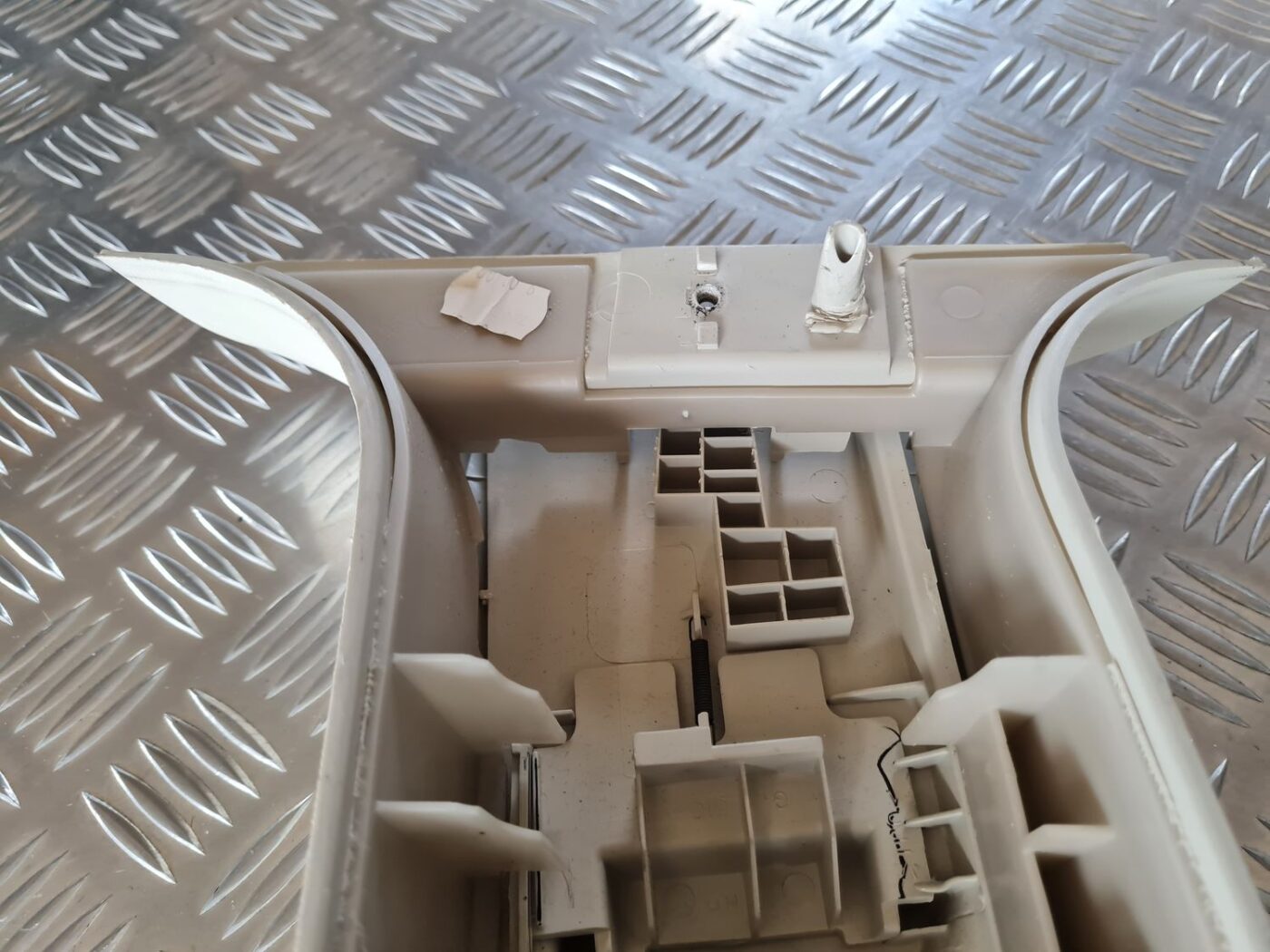 Vidējas salona statnes apdare priekš DODGE JOURNEY 2010