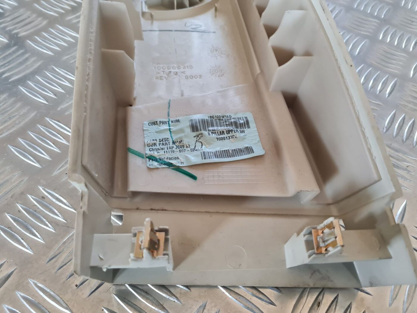 Vidējas salona statnes apdare priekš DODGE JOURNEY 2010