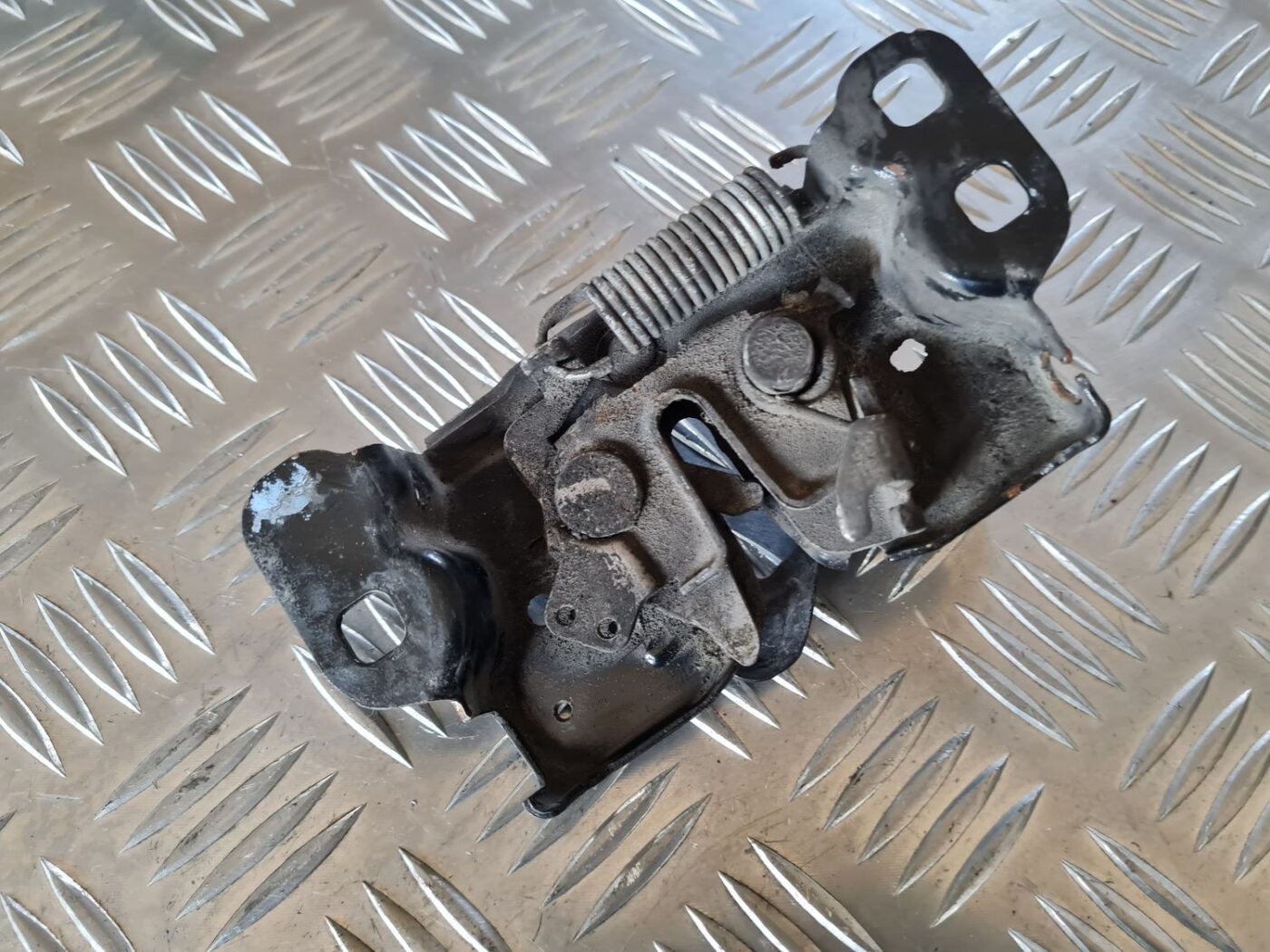 Pārsega slēdzene priekš DODGE JOURNEY 2010 2 Pārsega slēdzene priekš DODGE JOURNEY 2010