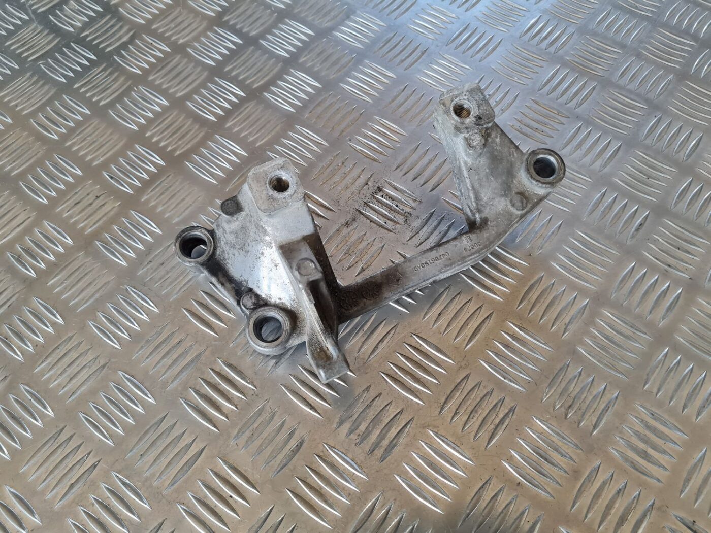 Dzinēja kronšteins priekš DODGE JOURNEY 2010 1 Dzinēja kronšteins priekš DODGE JOURNEY 2010