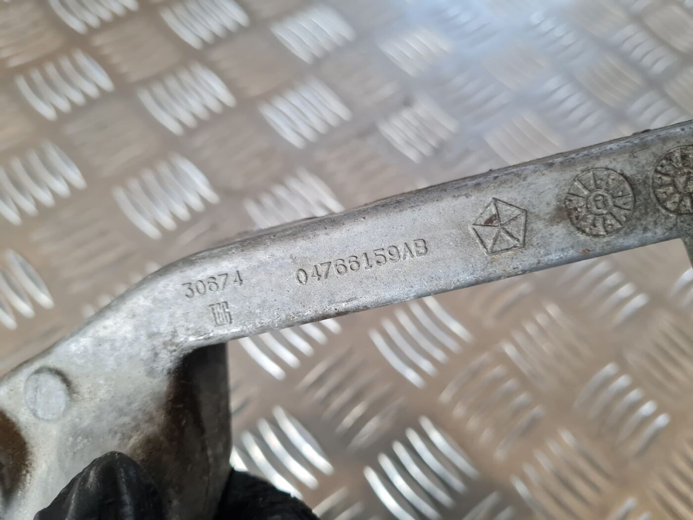 Dzinēja kronšteins priekš DODGE JOURNEY 2010 2 Dzinēja kronšteins priekš DODGE JOURNEY 2010