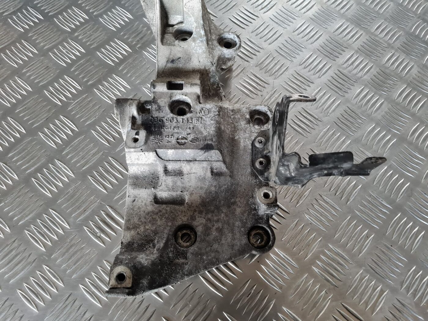 Ģeneratora kronšteins priekš DODGE JOURNEY 2010 5 Ģeneratora kronšteins priekš DODGE JOURNEY 2010