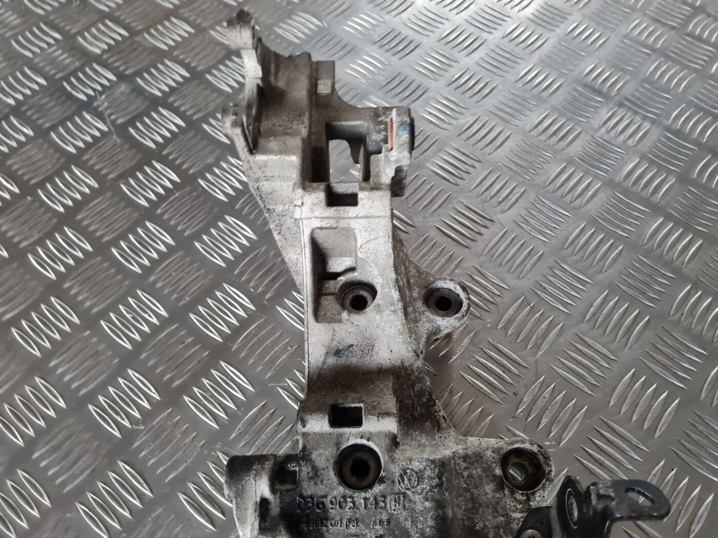 Ģeneratora kronšteins priekš DODGE JOURNEY 2010 4 Ģeneratora kronšteins priekš DODGE JOURNEY 2010