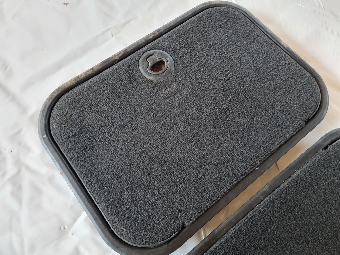 Mantu glabāšanas nodalījuma vāks priekš DODGE JOURNEY 2010